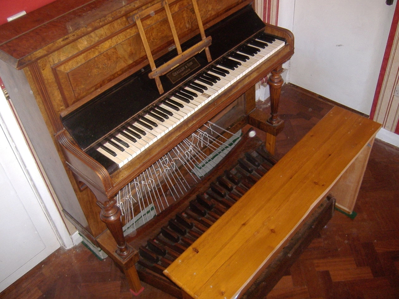 Original source: https://upload.wikimedia.org/wikipedia/commons/thumb/b/be/Pedal_Piano_2.JPG/1280px-Pedal_Piano_2.JPG