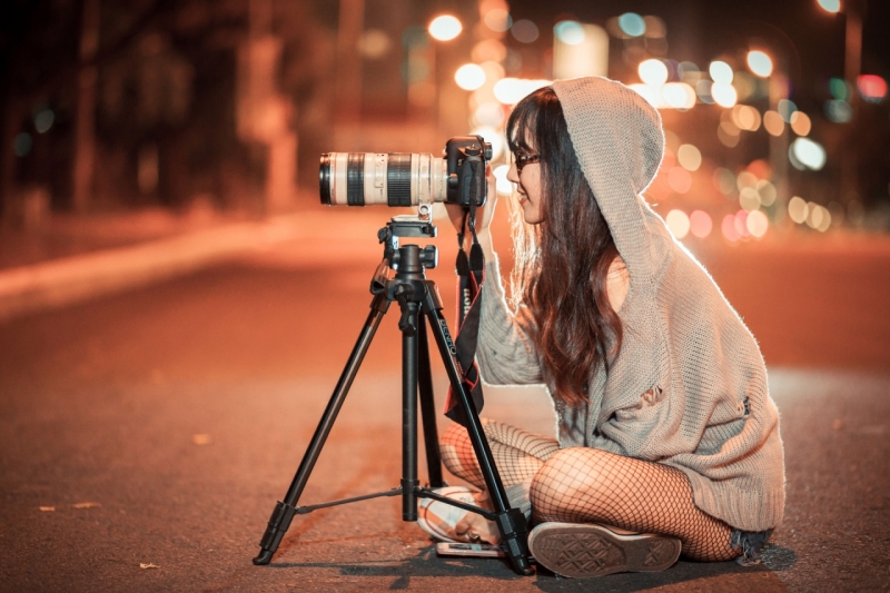 Original source: https://media.fshoq.com/images/88/girl-photographer-taking-a-picture-outdoors-during-the-night-88-small.jpg