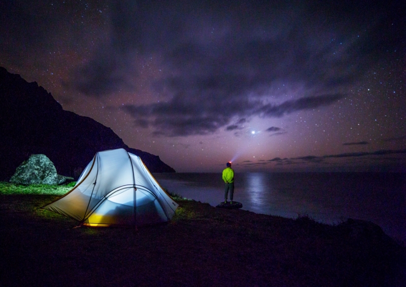 Original source: https://media.fshoq.com/images/104/traveler-camping-wild-near-the-sea-during-the-night-with-stars-104-small.jpg