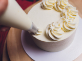 Original source: https://s3.amazonaws.com/coursestorm/live/media/205d5cf629bc11efaf130affdf56ea21 Cake Decorating with Buttercream